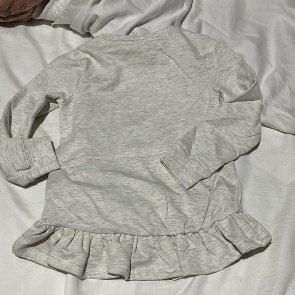 Novogratz kids 5/6 oatmeal sweatshirt 3D snowflake emblem ruffled hemline nwot - Picture 8 of 9